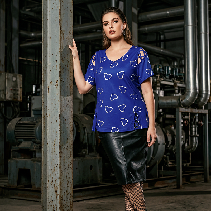 🔥 Last Day 49% OFF -Women’s Heart Print V-Neck Top